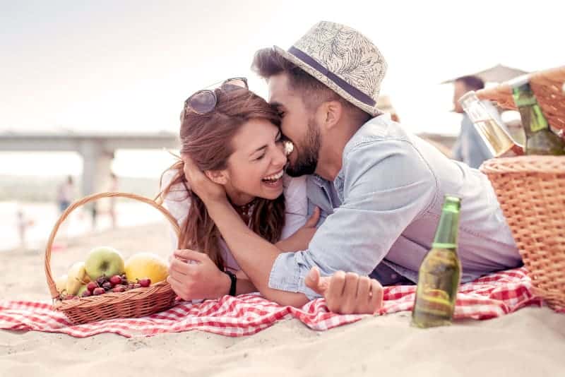 casal feliz a fazer um piquenique