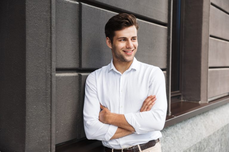 Hombre con camisa blanca