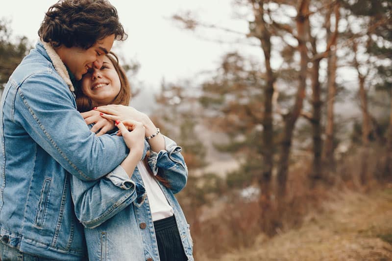 una pareja gentil y elegante pasea por un parque otoñal