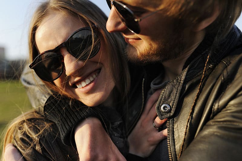 Pareja cariñosa y feliz abrazándose y riendo