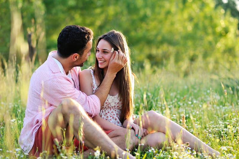 jovem casal apaixonado a divertir-se e a apreciar a bela natureza