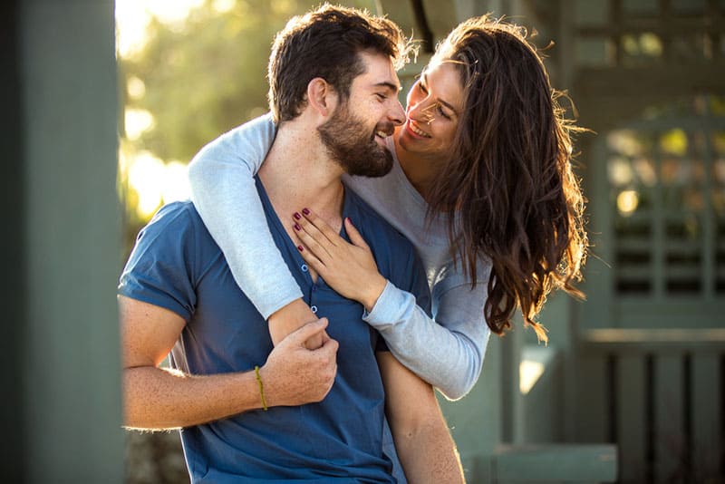 Las almas gemelas del amor verdadero íntimo en el parque comprometidos y felices