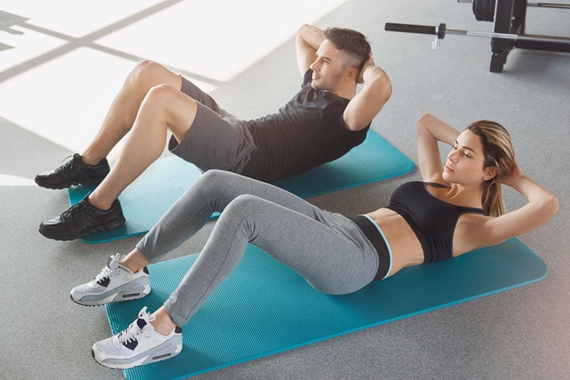 Jovem casal faz exercício juntos no ginásio estilo de vida saudável