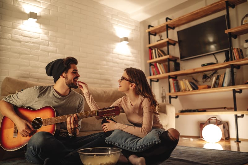 uomo che suona la chitarra