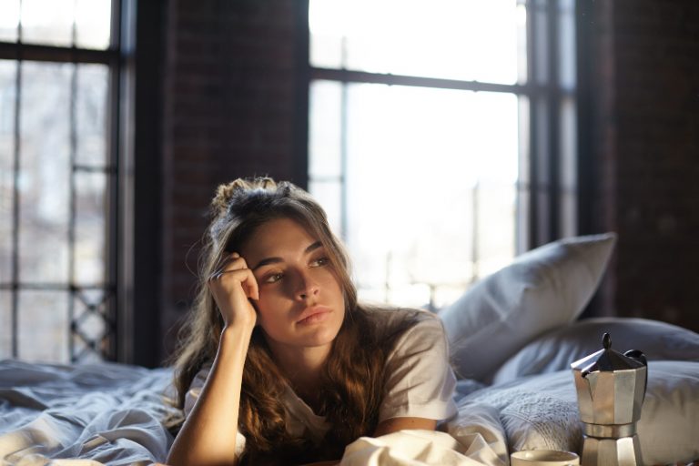 mujer en la cama