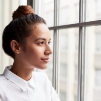 Ragazza vicino alla finestra