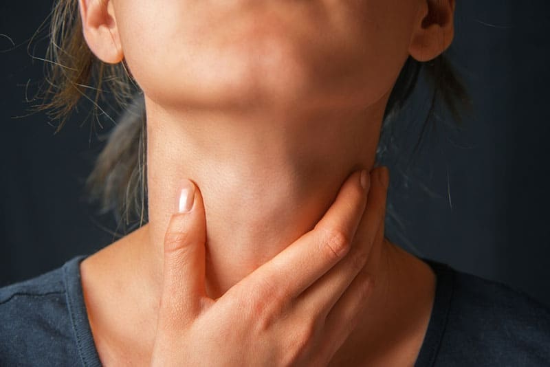 mujer sujetando por el cuello