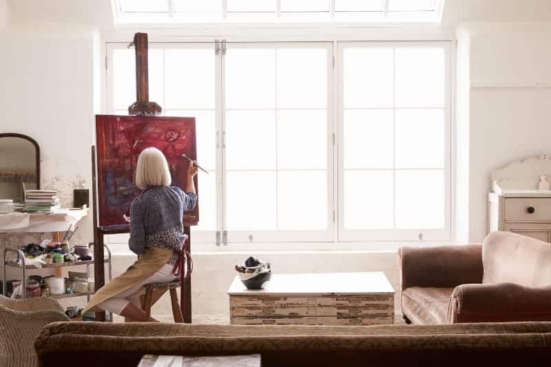 mujer pintando en casa