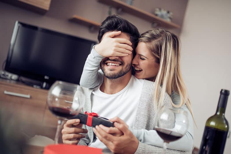 mujer que sorprende a un hombre