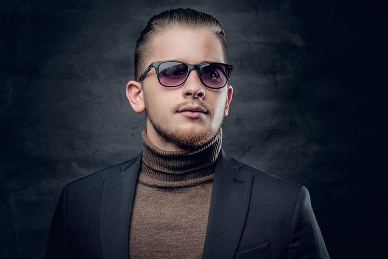 joven elegante con gafas de sol