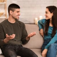 hombre feliz hablando con mujer