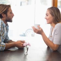 Casal feliz a saborear um café numa cafetaria