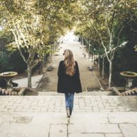 joven rubia caminando por el parque