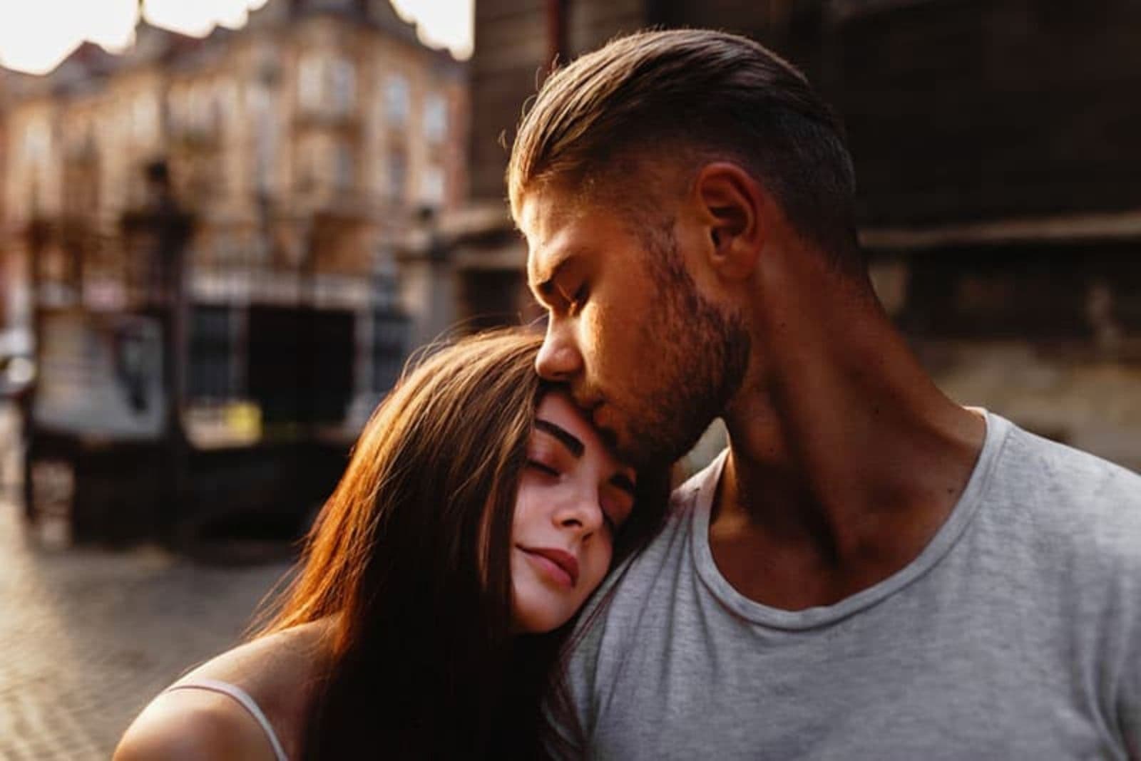 un uomo bacia una donna sulla fronte