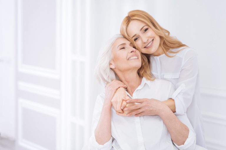 mãe e filha abraçadas