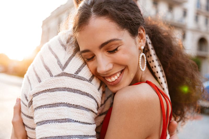 lindo abrazo de pareja