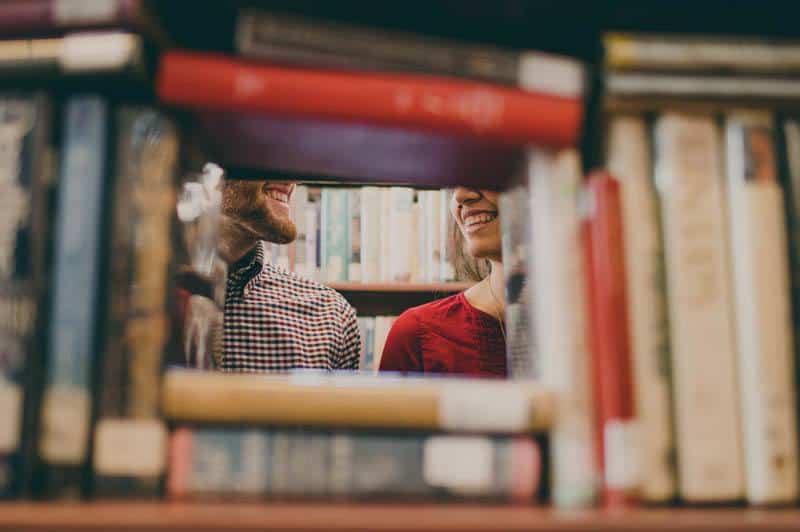 uomo e donna in biblioteca