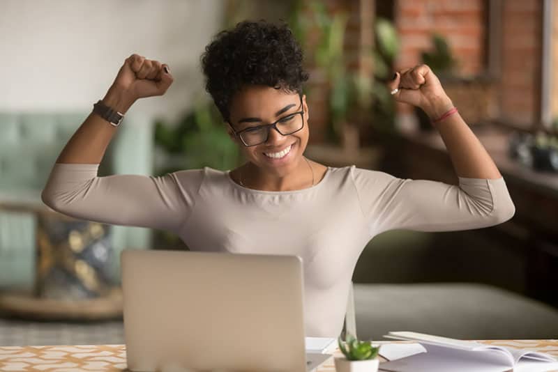 mujer motivada con gafas