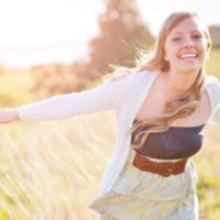 mujer alegre y feliz en el campo