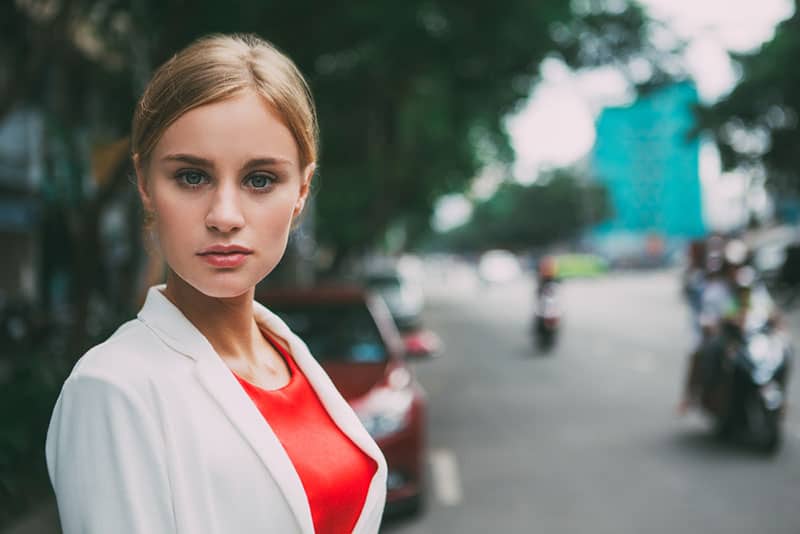 mujer seria en la calle