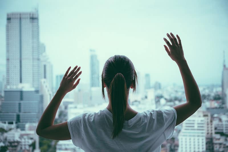 mujer mirando por la ventana