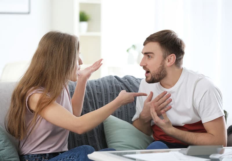 joven pareja discutiendo