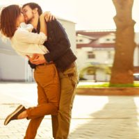 adorable pareja besandose al aire libre