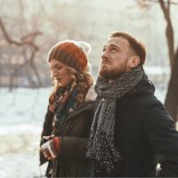 casal sério a passear no parque