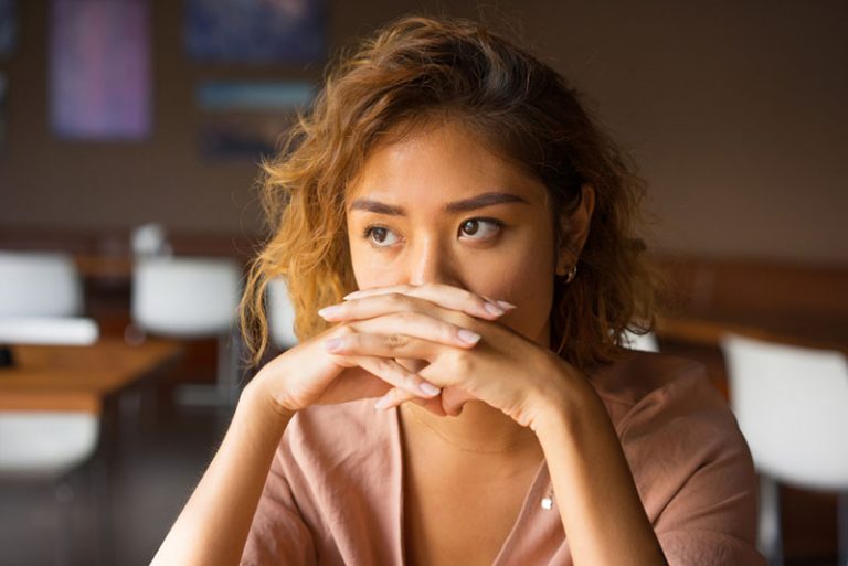 mujer asiática seria mirando a distancia