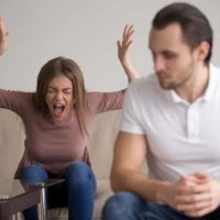 mujer enfadada gritando a un hombre