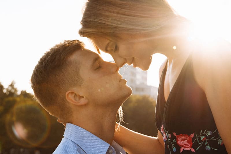 couple kissing in sunlight