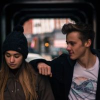 una pareja hablando en la calle