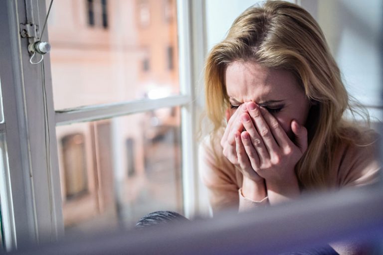 donna triste che piange disperata