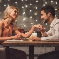 homem feliz elogia a mulher no jantar