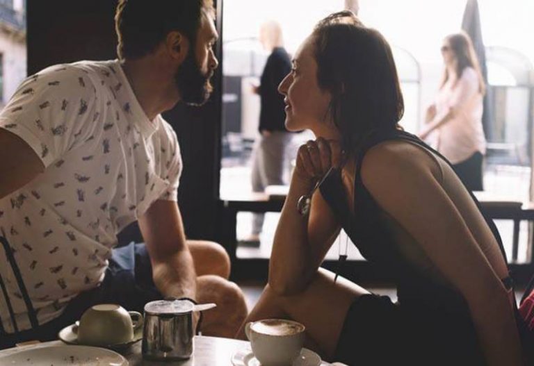 girl trying to talk with her boyfriend at cafe