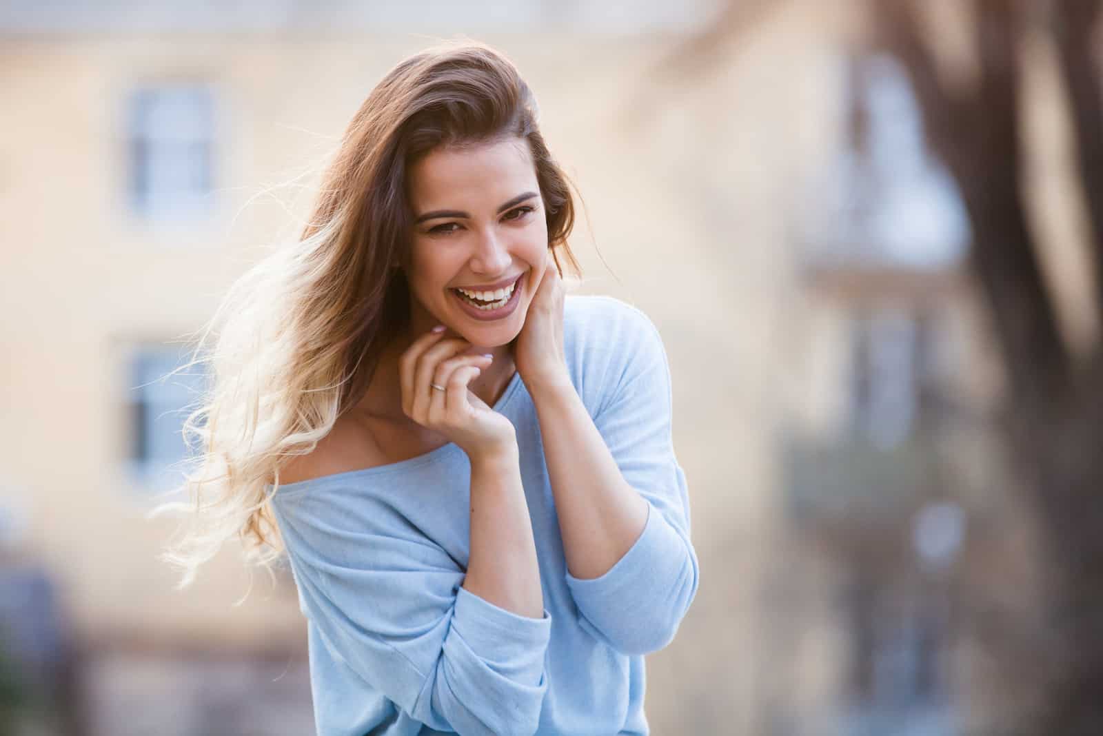 una donna sorridente con lunghi capelli castani