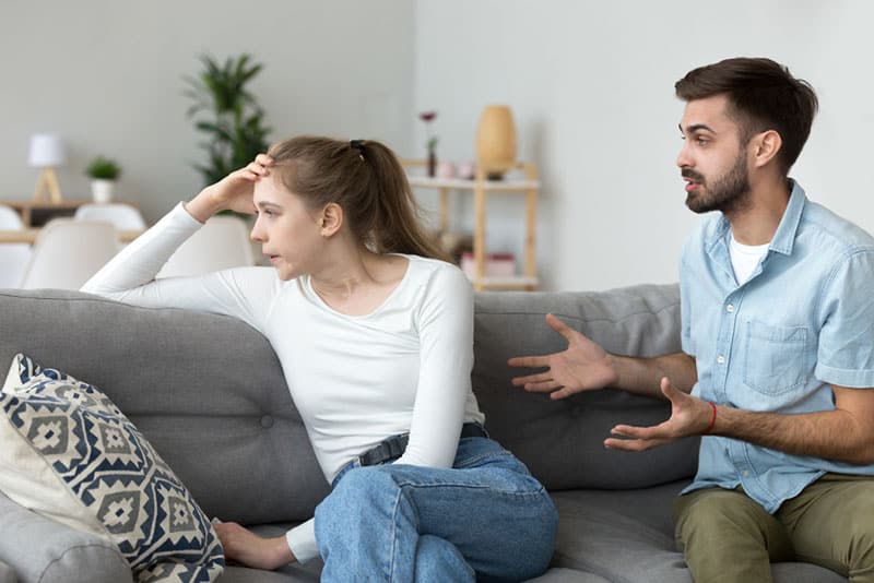 chica enfadada en el sofá con su novio