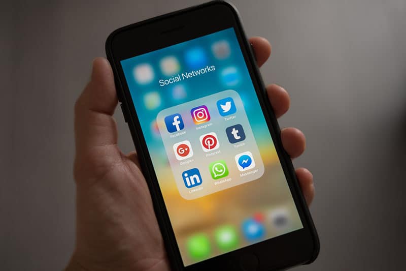 cellulare apple con app per i social media