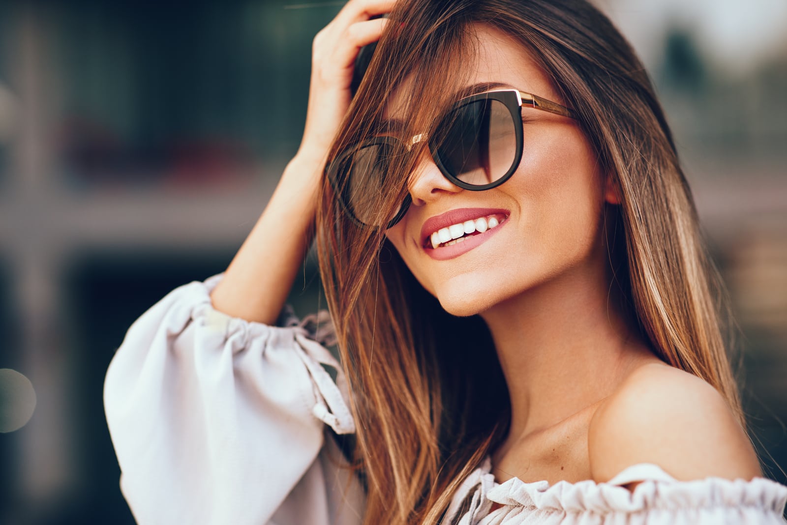 hermosa mujer con gafas de sol sonriendo