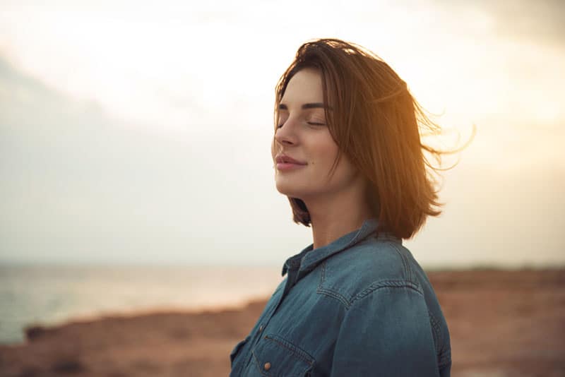 mujer tranquila junto al mar