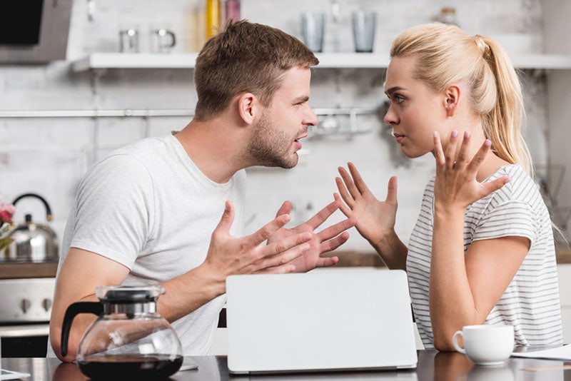 pareja discutiendo en la cocina