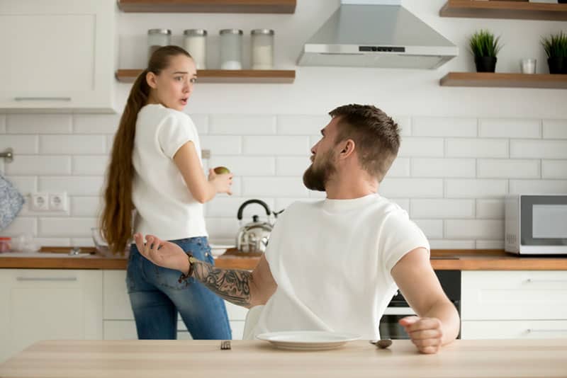 pareja discutiendo en la cocina