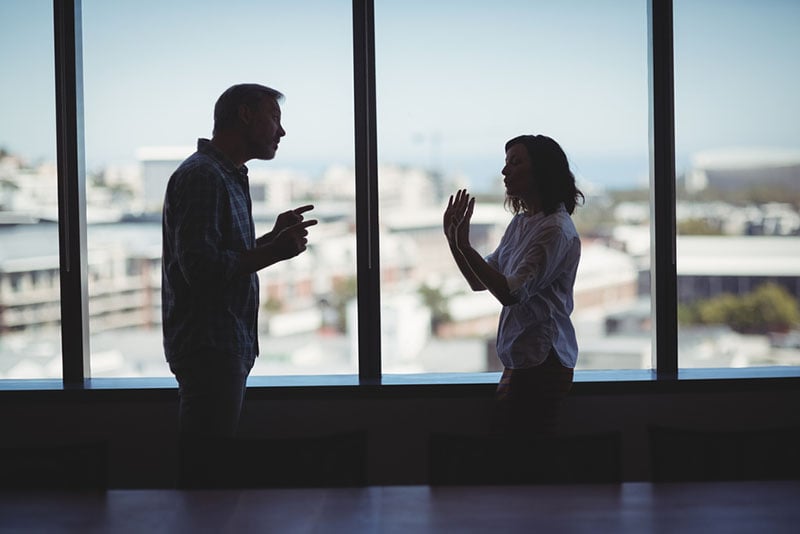 pareja discutiendo en la oficina