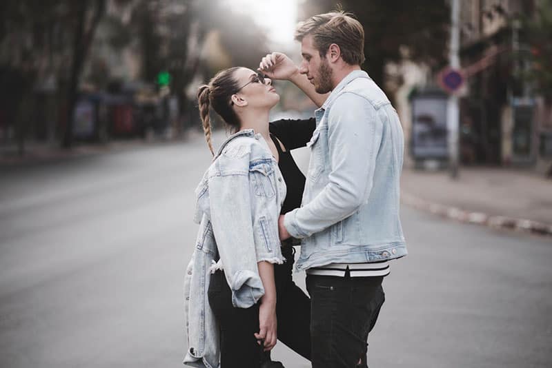 casal de ganga de frente um para o outro no meio da rua