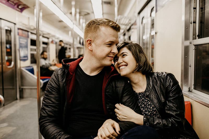 coppia affettuosa seduta all'interno di un treno