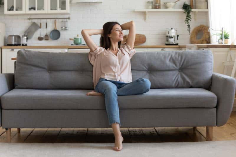 sentirse bien mujer sentada en el salón