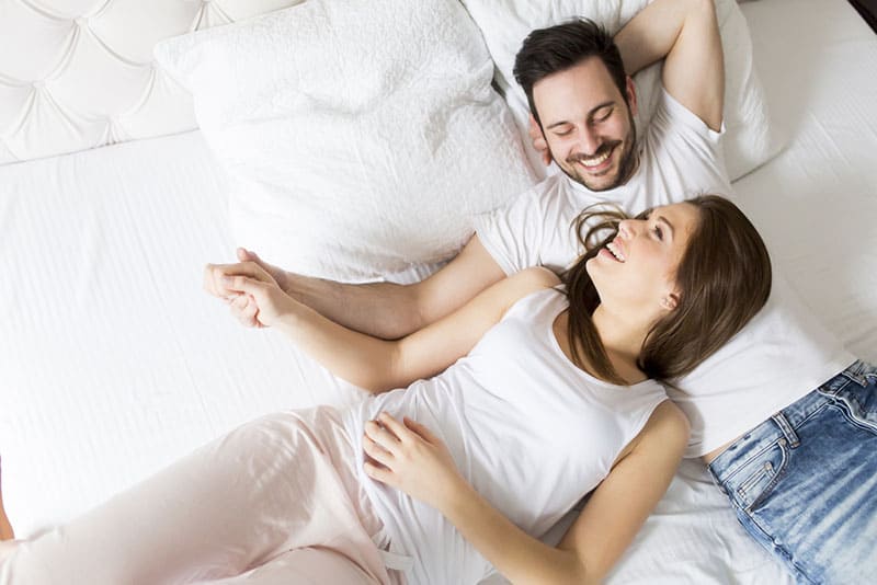 pareja feliz en la cama