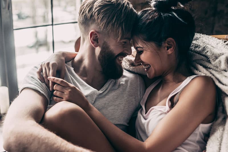 casal feliz a rir e a abraçar-se