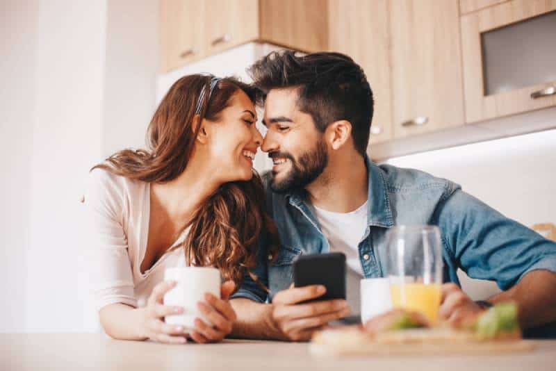 casal feliz a olhar um para o outro e a sorrir