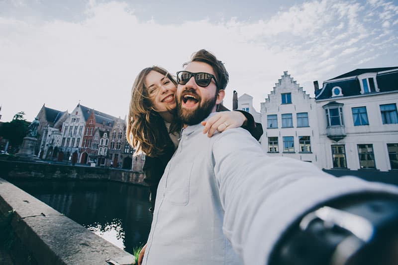 pareja feliz tomándose un selfie